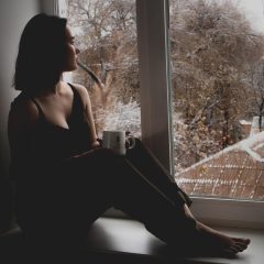 91免费看内容编辑苏晚在双屏前逐条核对纪录片资料，屏幕上是打开的公开信息页面