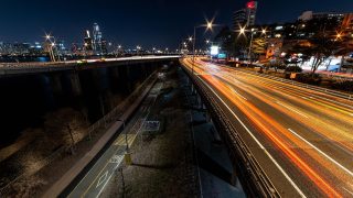91免费看国产都市剧专区封面，城市夜景与主角对视场景，高清画质展示